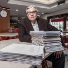 Juan Manuel de Prada, con el manuscrito de ‘Mil ojos esconde la noche’ que Espasa ha publicado en dos volúmenes.