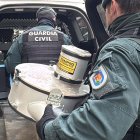 Los agentes se incautan de material.