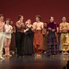 Pablo Bujedo, en el centro, y Maddie Olaizola, a su izquierda, han sido reconocidos en el Concurso de Danza de Castellón. Ella ganó el primer premio en la especialidad de Contemporáneo, él ha recibido becas y estancias de formación.