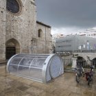 La instalación de los cuatro aparca bicicletas cubiertos han comenzado en la calle San Lesmes, de la capital burgalesa.