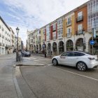 Vehículos y autobuses circulando por la calle Santander, en el centro de Burgos.