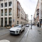 Vehículos y autobuses circulando por la calle Santander, en el centro de Burgos.
