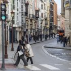 Vehículos y autobuses circulando por la calle Santander, en el centro de Burgos.