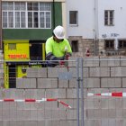 Los operarios trabajan en la construcción del muro que rodeará el solar donde se encontraba el antiguo Mercado Norte.