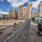 Los operarios trabajan en la construcción del muro que rodeará el solar donde se encontraba el antiguo Mercado Norte.