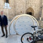 José Antonio López, con el primer aparcamiento cubierto instalado en Burgos, en la calle San Lesmes.