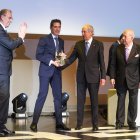 Miguel Ángel Benavante (izquierda), tras entregar el FAE de Oro 2025 a Grupo de Santiago .