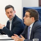 El letrado mayor de las Cortes junto al socialista Diego Moreno.