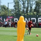 Ambientazo durante el entrenamiento del Mirandés con centenares de aficionados en el campo, convocados por las peñas.