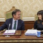 El presidente de la Diputación, Borja Suárez, y la portavoz del equipo de Gobierno, Inmaculada Sierra, en el pleno provincial.