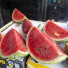 Archivo - Sandías en un puesto de frutas y verduras de un mercado de abastos.