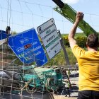 Un hombre observa atónito el accidente mortal registrado en la BU-30.