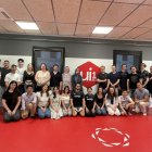 Los alumnos en una clase práctica de defensa personal.