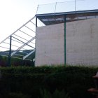 Vista exterior del frontón que los tribunales han ordenado demoler.