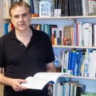 Fernando Pérez del Río, en su consulta, con un ejemplar del primer manual para aprender árabe moderno