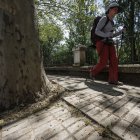 Acera deteriorada de la avenida Arlanzón, en el lado más cercano al río.