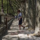 Acera deteriorada de la avenida Arlanzón, en el lado más cercano al río.