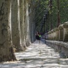 Acera deteriorada de la avenida Arlanzón, en el lado más cercano al río.