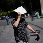 Un hombre se protege del sol con una carpeta. A 28 de mayo de 2025, en Sevilla (Andalucía, España).La Agencia Estatal de Meteorología (Aemet) ha activado para este miércoles el aviso amarillo por calor en diversas zonas de Córdoba, Jaén y Sevilla, donde l.