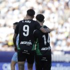 Fer Niño se abraza con David González tras marcar el segundo tanto blanquinegro.