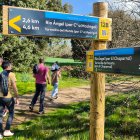 Turistas realizando rutas por la localidad de Torrecilla del Monte.