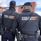 Archivo - Dos agentes de la Policía Nacional de Valladolid. Foto de archivo.