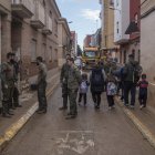 Archivo - Militares junto a alumnos.