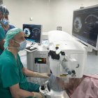 David Galarreta Mira, el jefe del Servicio de Oftalmología del Hospital Clínico Universitario de Valladolid, en una de las primeras intervenciones con el láser de femtosegundo.