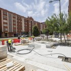 Obras de adaptación de una parada de autobús de la avenida de la Paz.