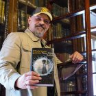 El escritor César Pérez Gellida, con un ejemplar de su última novela, 'Nada bueno germina' (Destino).