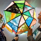 Javier Maisterra, de la Asociación Cultural Manapites, e Ismael Alí de Unzaga, de GAP, iluminados por una de las vidrieras que salpicarán el territorio de las Loras gracias a su simbiosis.