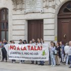 Concentración de vecinos de Tolbaños de Abajo para evitar la tala.