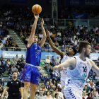 Corbalán lanza a canasta durante un partido contra Zamora.