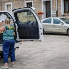 Imagen de una guardia civil junto a la vivienda.