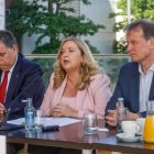 La alcaldesa, Cristina Ayala, flanqueada de Juan Manuel Manso y de Borja Suárez, en un instante del balance de dos años al frente del Ayuntamiento de Burgos.