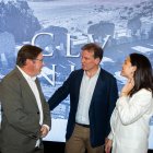 Borja Suárez, en el centro, junto con Miguel Ángel de la Iglesia, codirector del yacimiento arqueológico de Clunia, y Laura García, responsable técnica del proyecto de mejora.