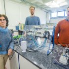 Mafilde Sanfos, Eduardo Bayona y Jesús Enrique Sierra en su laboratorio de la UBU.