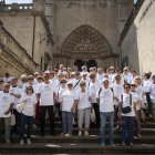 Participantes en el encuentro en la escalinata de la puerta del Sarmental de la Catedral de Burgos.