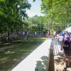 La pasarela provisional de La Quinta, pasado el mediodía, con cientos de personas dispuestas a celebrar la Jira del Curpillos.