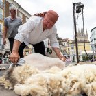 Javier Tubilleja sigue acompañando a los Cucos en el Festival del Esquileo aunque ya no rapa la lana de las ovejas a tijera.