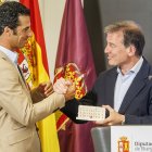 Morenito de Aranda, ayer, junto al presidente de la Diputación Provincial, Borja Suárez