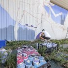 Christian Sasa, en pleno proceso de confección del mural ‘Naturaleza transitoria’, junto al Fórum Evolución.