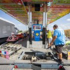 Varios grupos de feriantes se afanaban en dejar lista la instalación de las barracas que abrirá sus puertas este viernes.