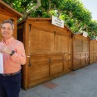 Barriada posa con el cartel del nuevo mercado de las fiestas.