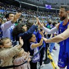 Pablo Almazán saluda a los aficionados tras un partido.