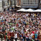 Imagen del canto del Himno a Burgos en la plaza del Rey San Fernando.