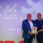 Imagen de la entrega del reconocimiento.