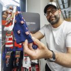 Rafa Rodríguez muestra algunos de los calcetines creados para el club vasco.