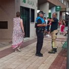 Un policía local y un bombero, el domingo, durante una intervención tras la tormenta.