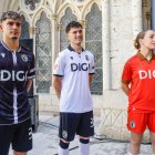 Ethan Ventosa, David González y Cristina López con las nuevas camisetas del Burgos CF.